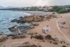 Blick auf die Location der Strandhochzeit mit Pavillon - meer sardinien urlaub