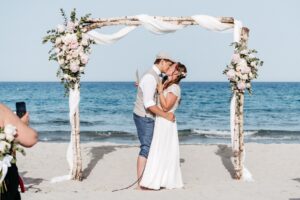 der besiegelnde Kuss während einer Strandhochzeit - meer sardinien urlaub