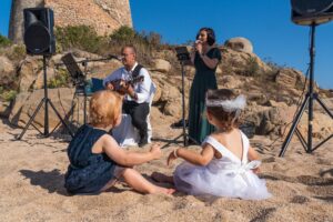 selbst die Kinder lauschen gebannt den Liedern während der Strandhochzeit - meer sardinien urlaub